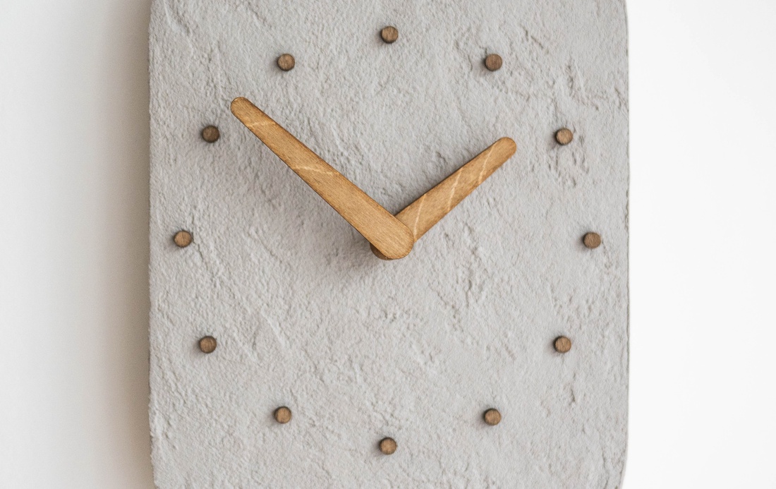Ceas de perete oval cu efect de beton, silențios, cu limbi din lemn - casă & stil de viață - decorațiuni de casă - decorațiuni de pereți - ceasuri de perete - Artynos.ro