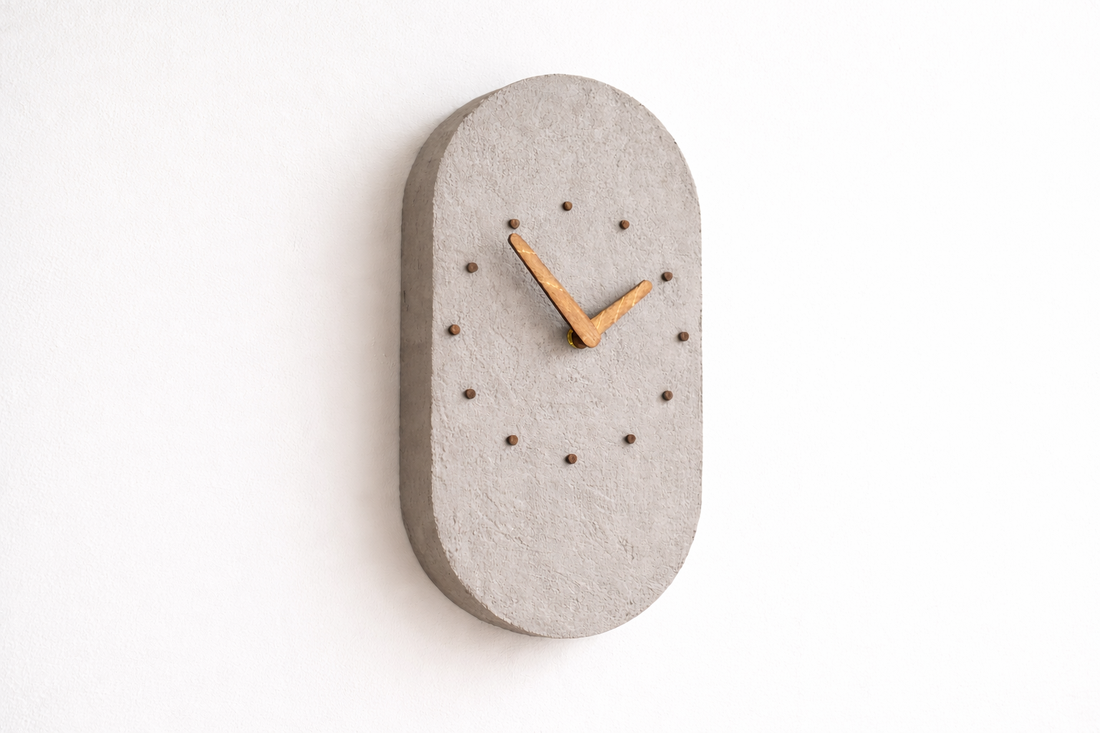 Ceas de perete oval cu efect de beton, silențios, cu limbi din lemn - casă & stil de viață - decorațiuni de casă - decorațiuni de pereți - ceasuri de perete - Artynos.ro