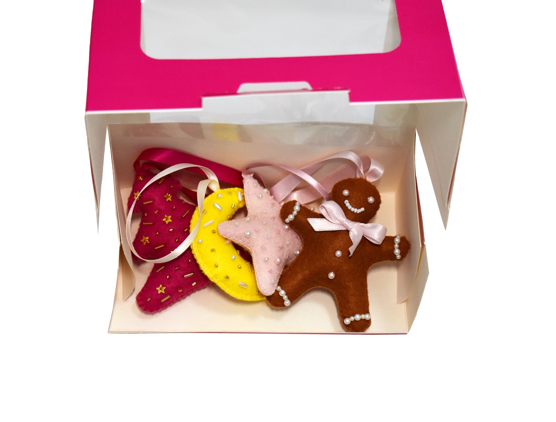 Pachet decorațiuni de Crăciun - set 4 ornamente de fetru brodate - crăciun - decorațiuni de crăciun de casă - globuri de crăciun - Artynos.ro