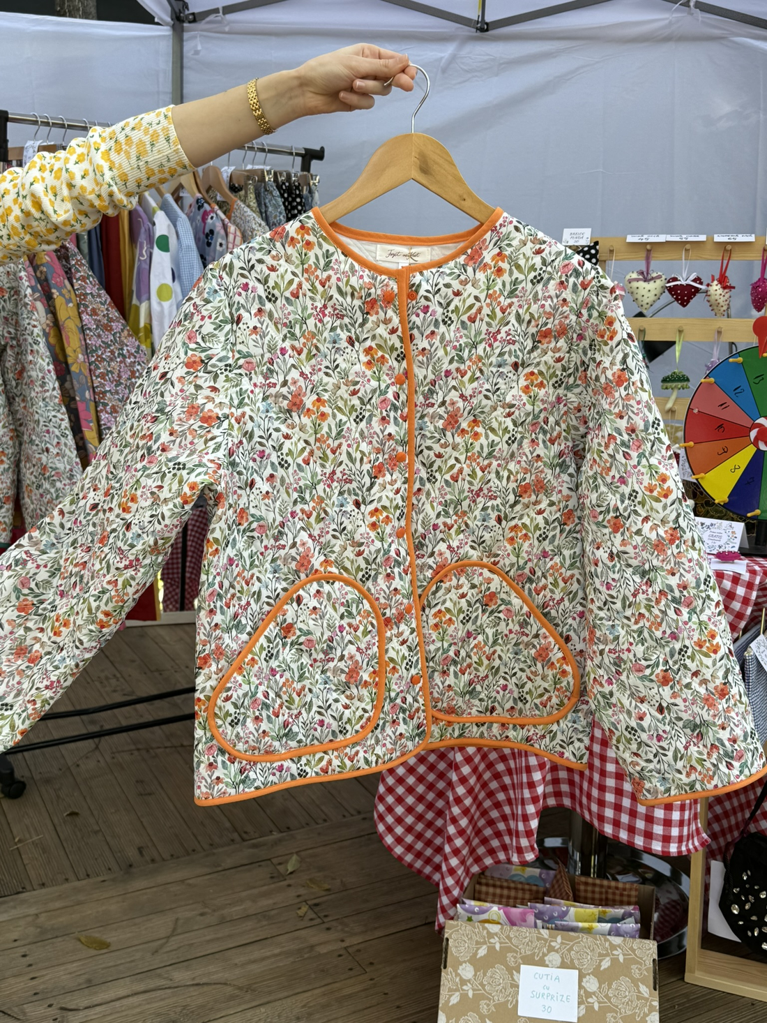 Geacă matlasată cu flori - multicolor alb - Doar la comandă - îmbrăcăminte și modă - haine damă - paltoane damă - Artynos.ro