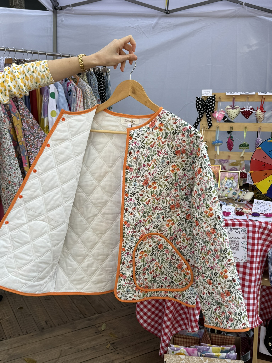 Geacă matlasată cu flori - multicolor alb - Doar la comandă - îmbrăcăminte și modă - haine damă - paltoane damă - Artynos.ro