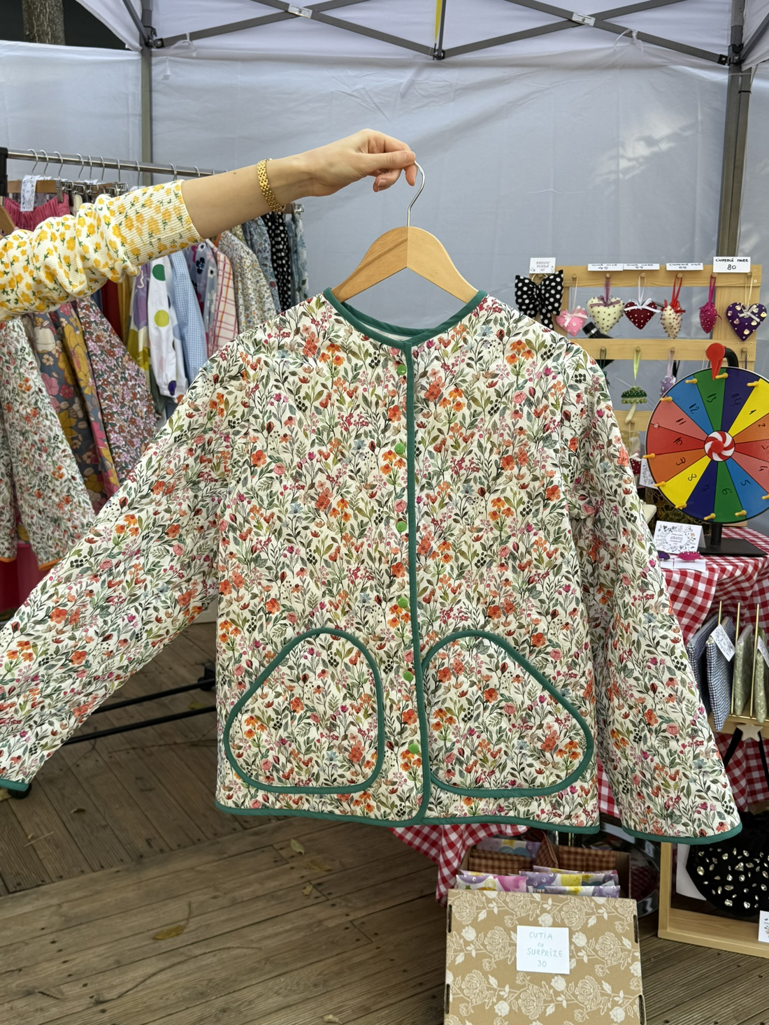 Geacă matlasată cu flori - multicolor alb - Doar la comandă - îmbrăcăminte și modă - haine damă - paltoane damă - Artynos.ro