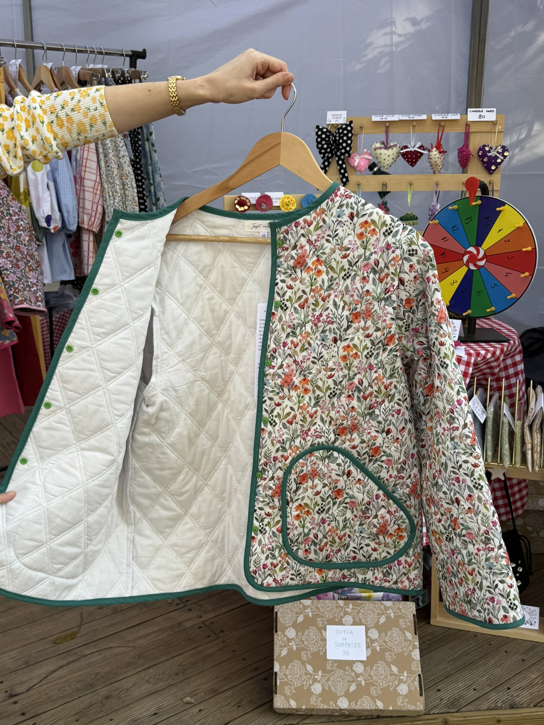 Geacă matlasată cu flori - multicolor alb - Doar la comandă - îmbrăcăminte și modă - haine damă - paltoane damă - Artynos.ro