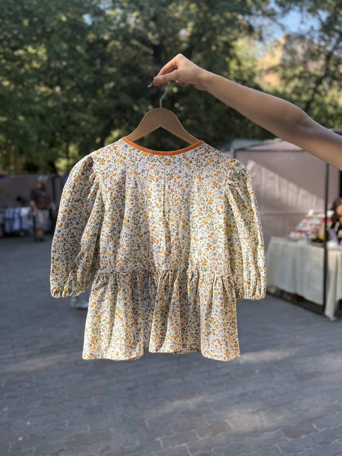 Bluză bumbac damă - crem cu flori mici multicolor - îmbrăcăminte și modă - haine damă - bluze damă - Artynos.ro