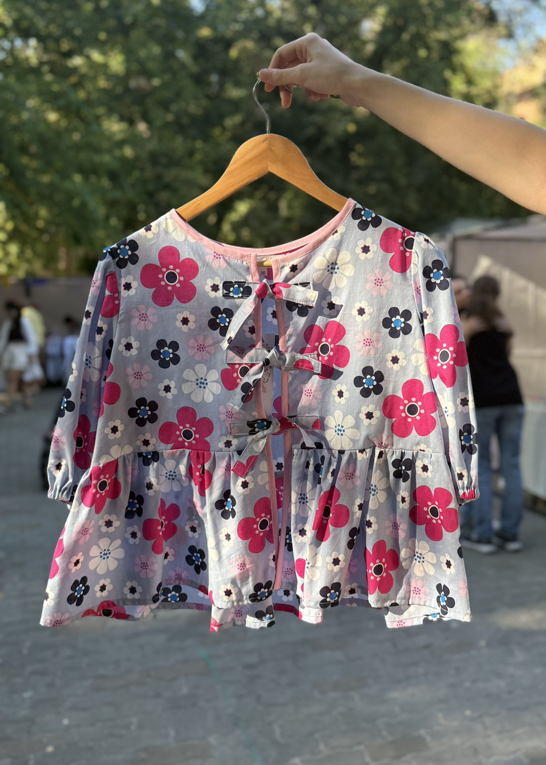 Bluză bumbac damă - albastră cu flori roz - îmbrăcăminte și modă - haine damă - bluze damă - Artynos.ro