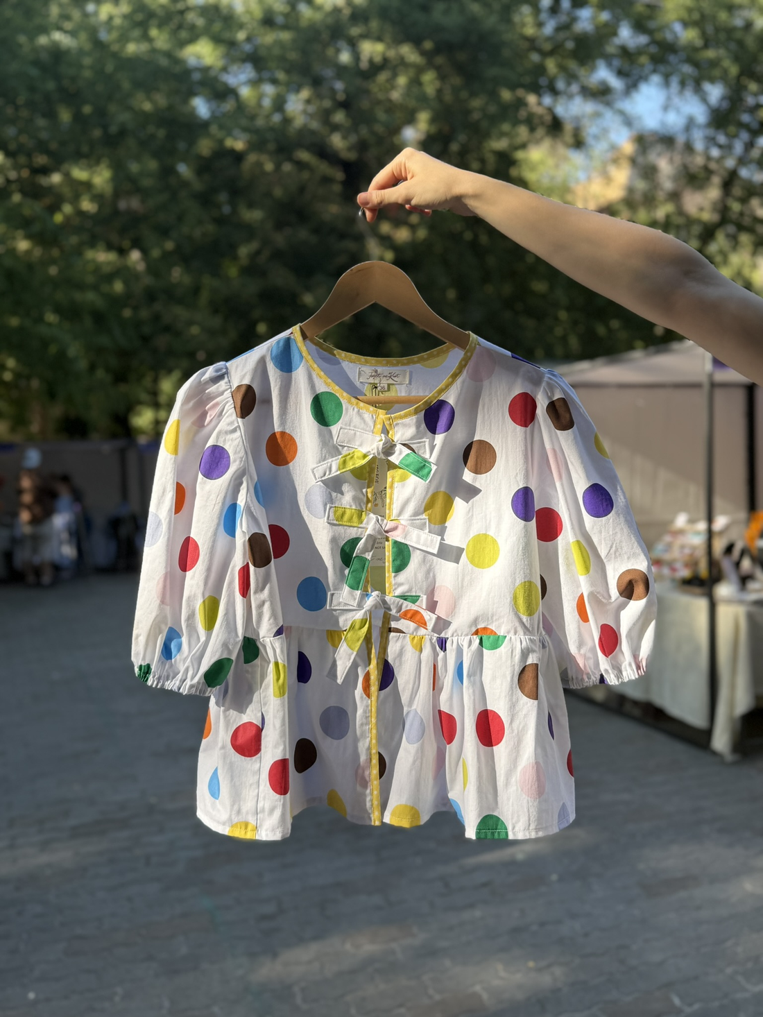 Bluză bumbac damă - alb cu buline multicolor - îmbrăcăminte și modă - haine damă - bluze damă - Artynos.ro