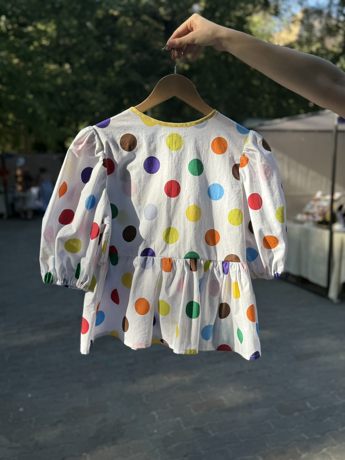 Bluză bumbac damă - alb cu buline multicolor - îmbrăcăminte și modă - haine damă - bluze damă - Artynos.ro