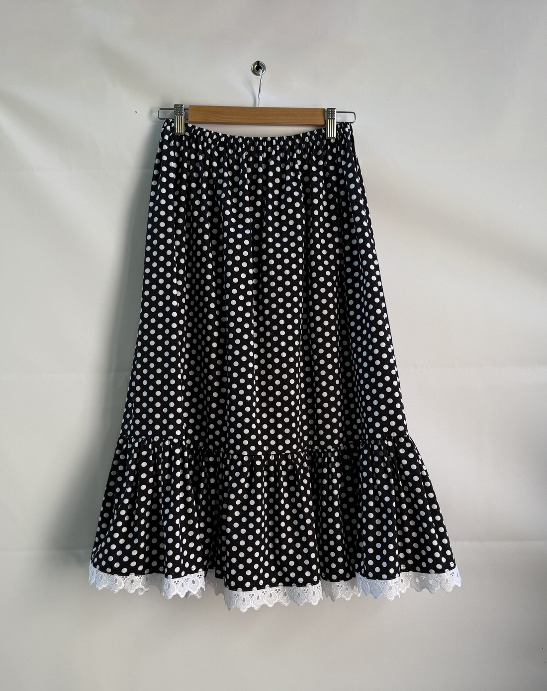 Fustă neagră cu buline și volan -  Fustă damă - îmbrăcăminte și modă - haine damă - fustă damă - Artynos.ro