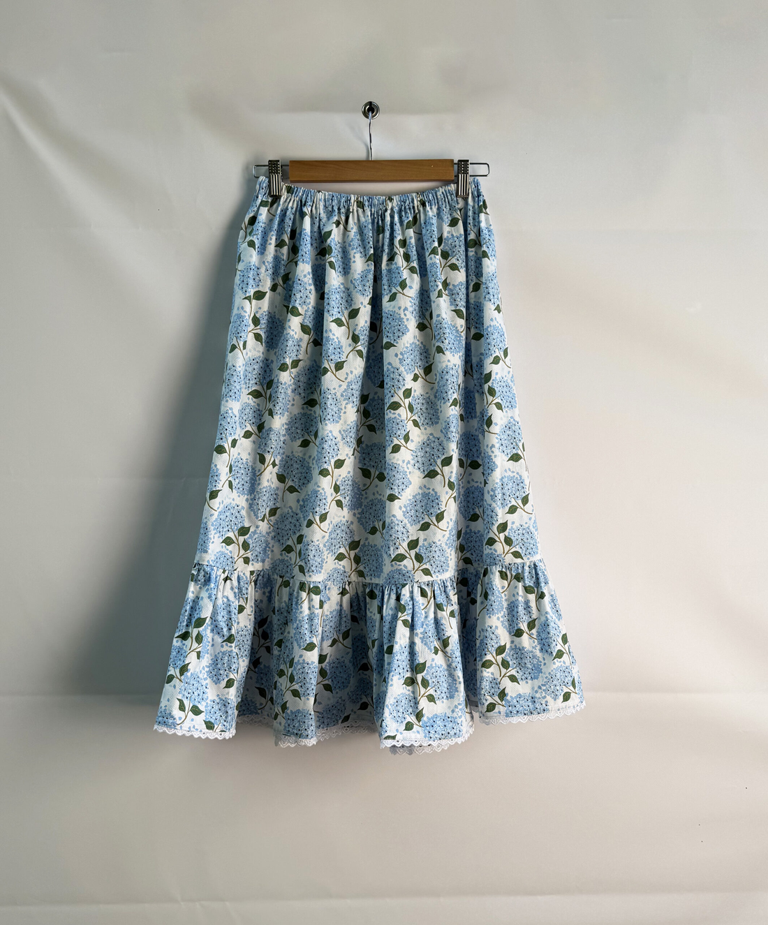 Fustă cu volan model hortensii albastre - dantelă albă - Fustă damă - îmbrăcăminte și modă - haine damă - fustă damă - Artynos.ro