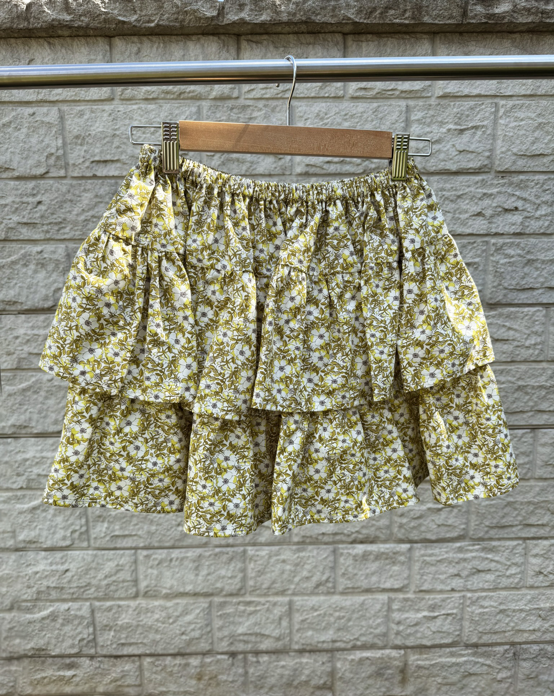 Fustă scurtă galbenă cu model floral - Fustă damă - îmbrăcăminte și modă - haine damă - fustă damă - Artynos.ro