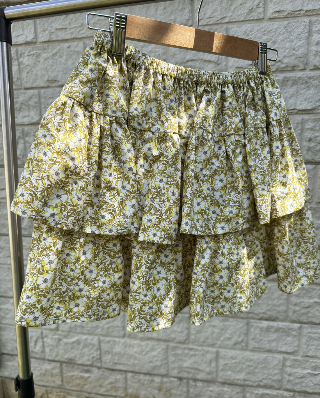 Fustă scurtă galbenă cu model floral - Fustă damă - îmbrăcăminte și modă - haine damă - fustă damă - Artynos.ro