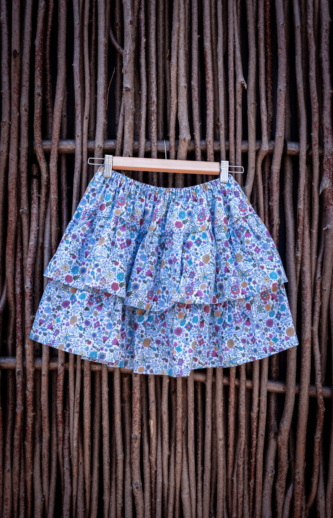Fustă scurtă albastră cu volane și flori colorate - Fustă damă - îmbrăcăminte și modă - haine damă - fustă damă - Artynos.ro