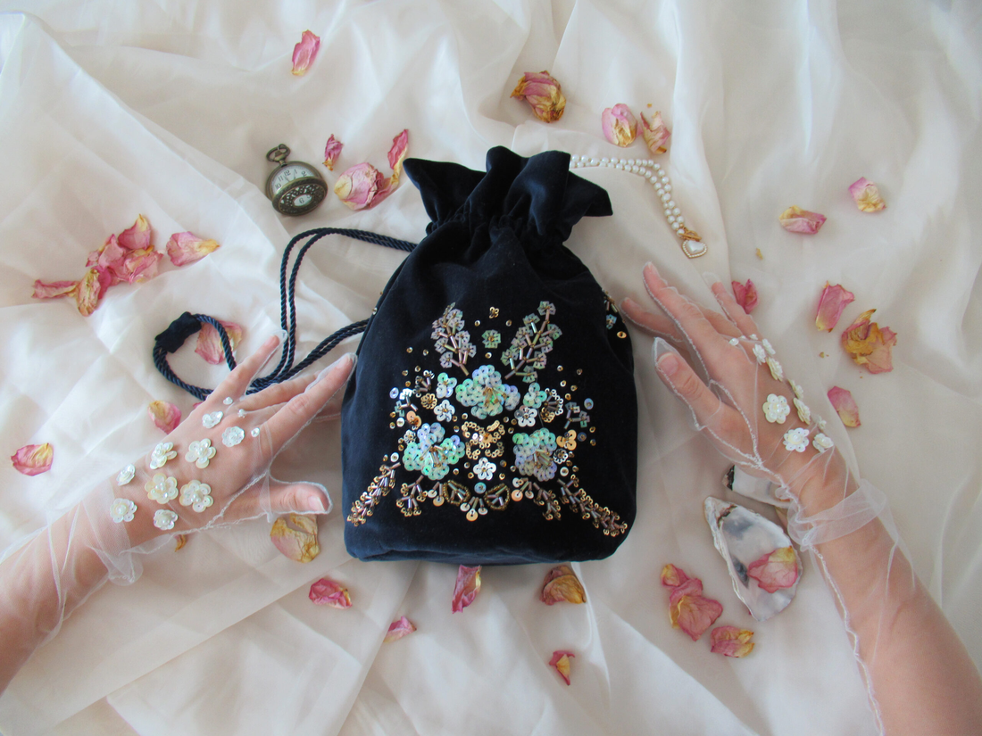 Blue Velvet  Geantă de catifea brodată cu paiete  Doar la comandă - genți și portofele - genți de mână și umăr - genți de mână - Artynos.ro