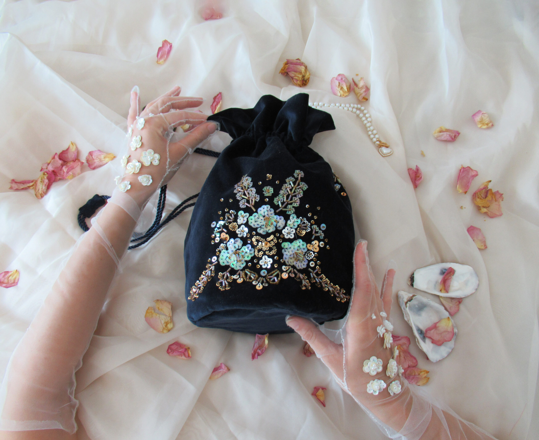 Blue Velvet  Geantă de catifea brodată cu paiete  Doar la comandă - genți și portofele - genți de mână și umăr - genți de mână - Artynos.ro