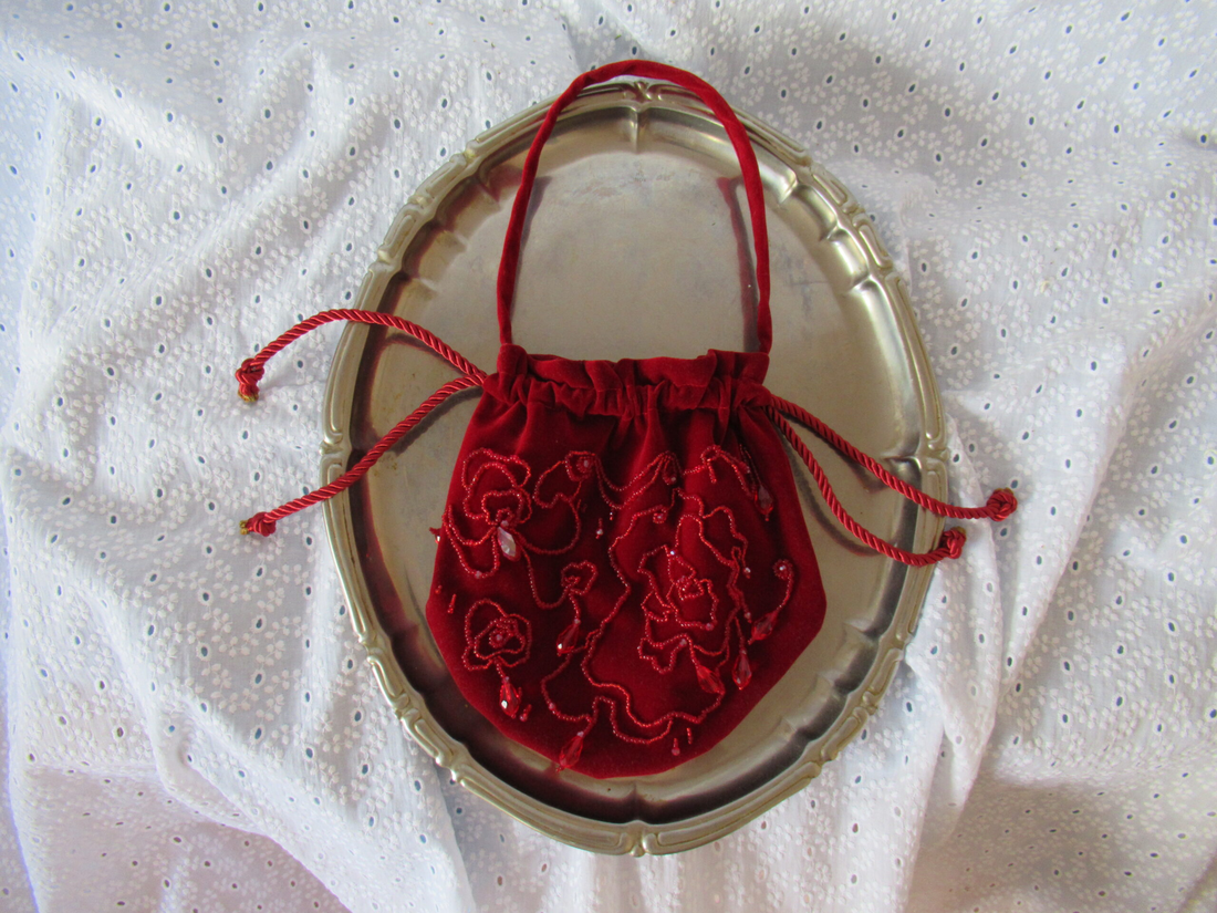 Crimson Dusk  Geantă de catifea mică brodată cu cristale  Doar la comandă - genți și portofele - genți de mână și umăr - genți de mână - Artynos.ro