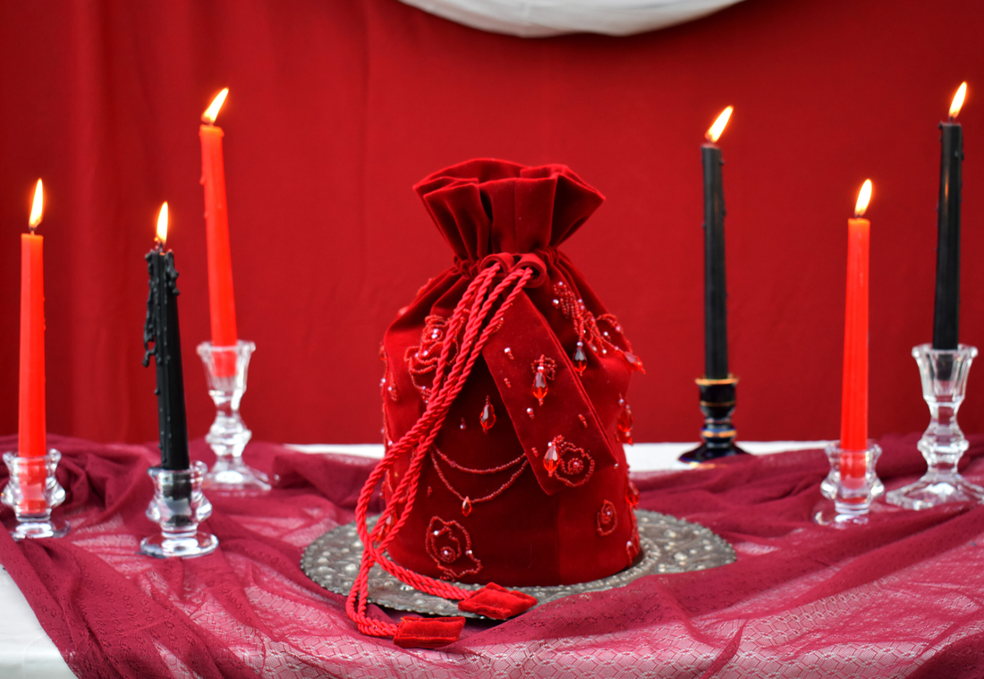 Crimson Eclipse  Geantă de catifea brodată cu cristale  Doar la comandă - genți și portofele - genți de mână și umăr - genți de mână - Artynos.ro