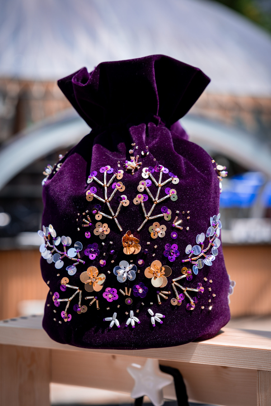 Violet Bloom  Geantă de catifea brodată cu paiete  1 buc în stoc - genți și portofele - genți de mână și umăr - genți de mână - Artynos.ro