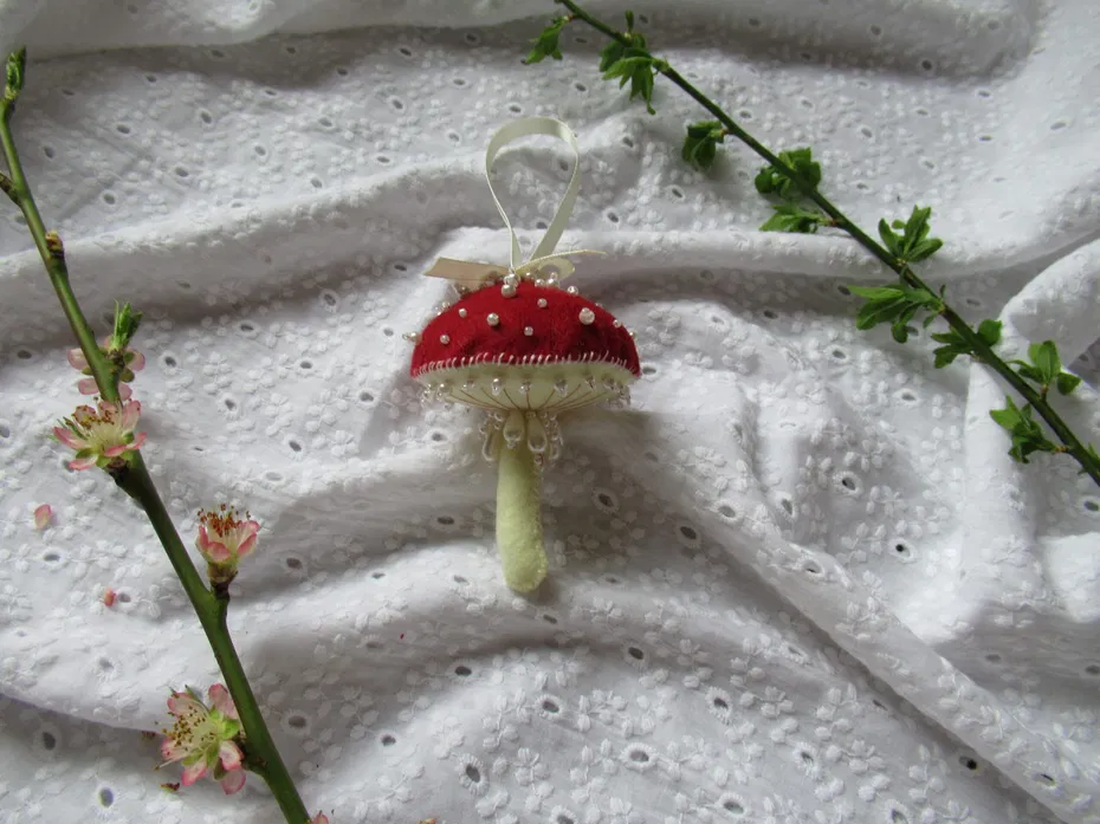 Decorațiune Ciupercă din fetru brodată roșu și alb - crăciun - decorațiuni de crăciun de casă - figurine pentru pomul de crăciun - Artynos.ro