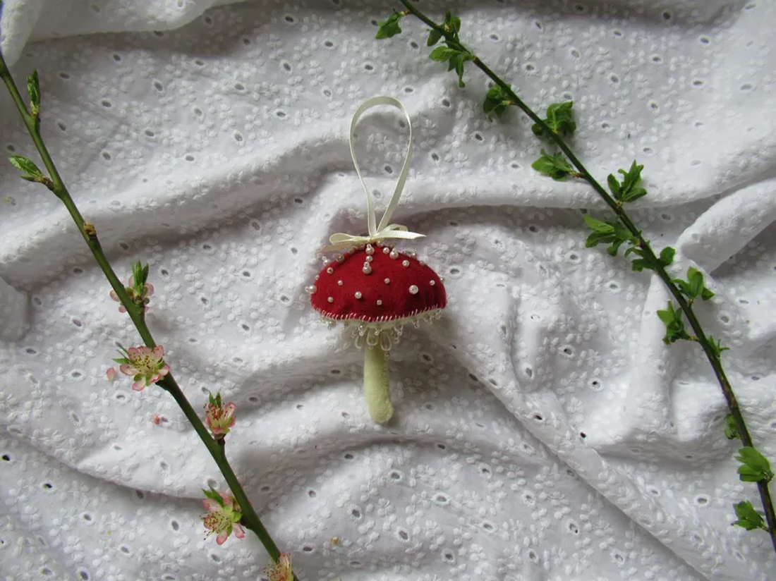 Decorațiune Ciupercă din fetru brodată roșu și alb - crăciun - decorațiuni de crăciun de casă - figurine pentru pomul de crăciun - Artynos.ro