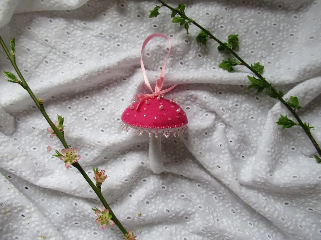 Decorațiune Ciupercă din fetru brodată roz și alb - crăciun - decorațiuni de crăciun de casă - figurine pentru pomul de crăciun - Artynos.ro