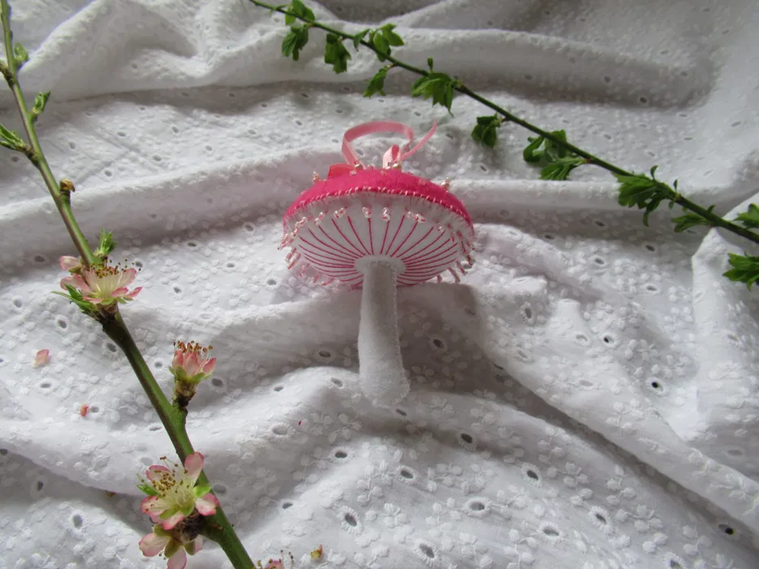 Decorațiune Ciupercă din fetru brodată roz și alb - crăciun - decorațiuni de crăciun de casă - figurine pentru pomul de crăciun - Artynos.ro