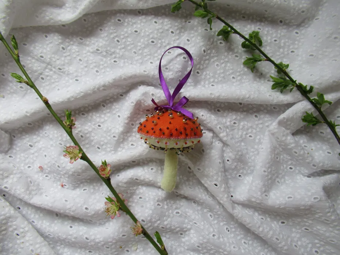 Decorațiune Ciupercă din fetru brodată portocaliu, alb, auriu și verde - crăciun - decorațiuni de crăciun de casă - figurine pentru pomul de crăciun - Artynos.ro