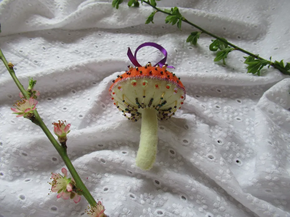 Decorațiune Ciupercă din fetru brodată portocaliu, alb, auriu și verde - crăciun - decorațiuni de crăciun de casă - figurine pentru pomul de crăciun - Artynos.ro