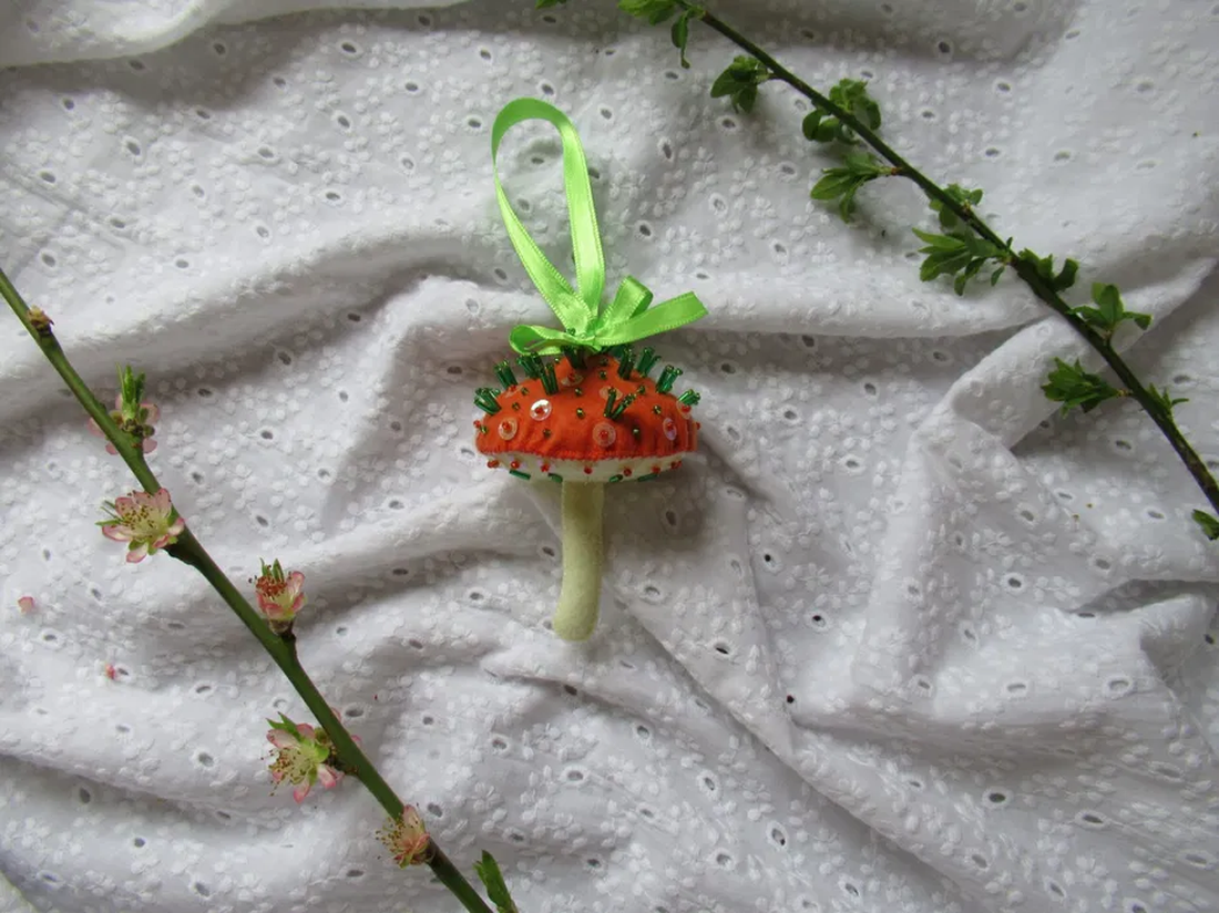 Decorațiune Ciupercă din fetru brodată portocaliu, alb și verde - crăciun - decorațiuni de crăciun de casă - figurine pentru pomul de crăciun - Artynos.ro