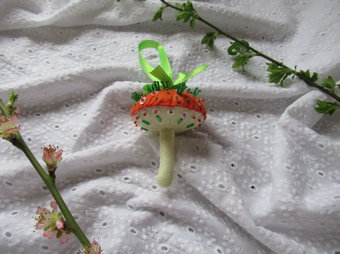 Decorațiune Ciupercă din fetru brodată portocaliu, alb și verde - crăciun - decorațiuni de crăciun de casă - figurine pentru pomul de crăciun - Artynos.ro
