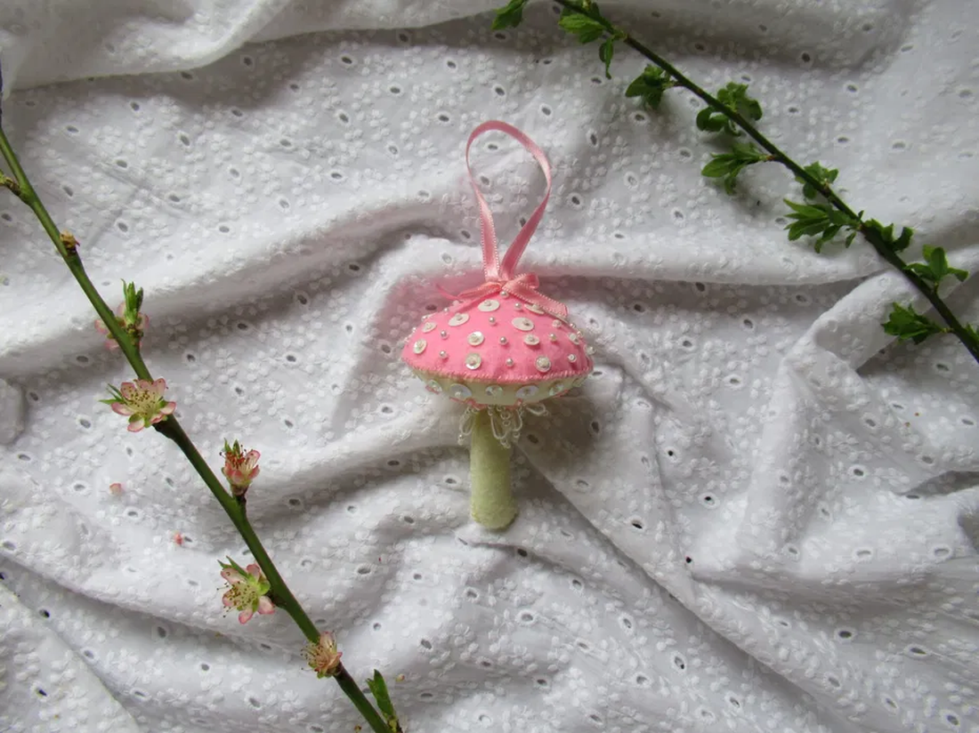 Decorațiune Ciupercă din fetru brodată roz deschis și alb - crăciun - decorațiuni de crăciun de casă - figurine pentru pomul de crăciun - Artynos.ro