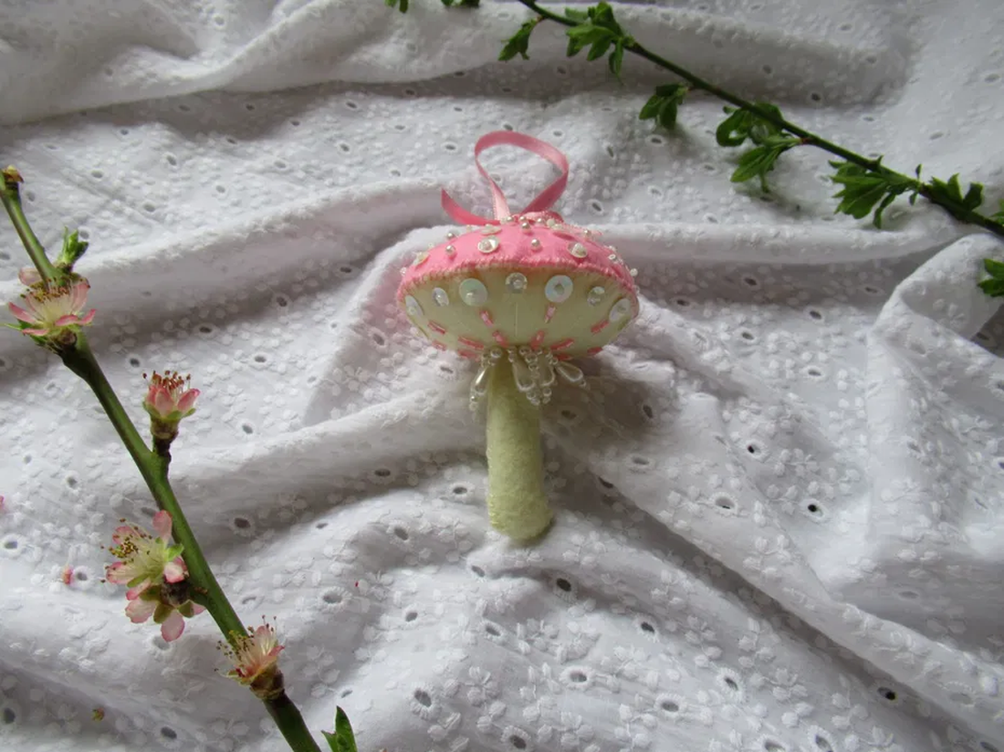 Decorațiune Ciupercă din fetru brodată roz deschis și alb - crăciun - decorațiuni de crăciun de casă - figurine pentru pomul de crăciun - Artynos.ro