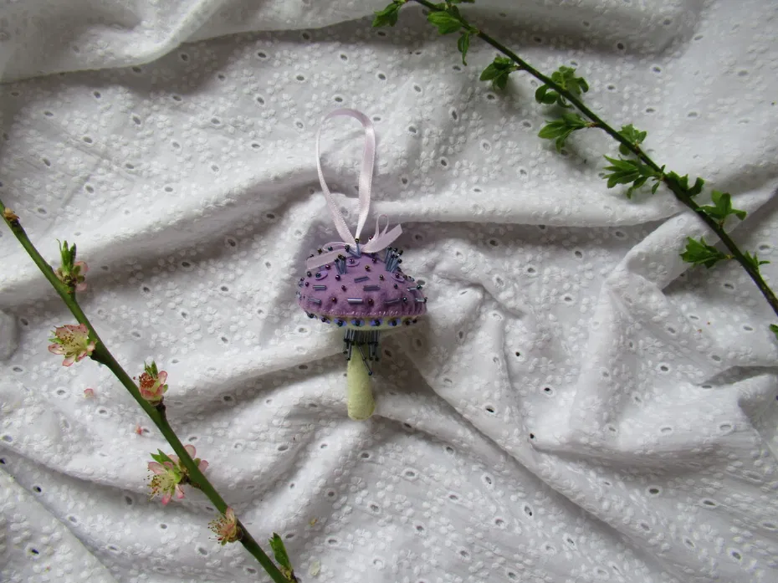 Decorațiune Ciupercă din fetru brodată mov, alb și albastru - crăciun - decorațiuni de crăciun de casă - figurine pentru pomul de crăciun - Artynos.ro