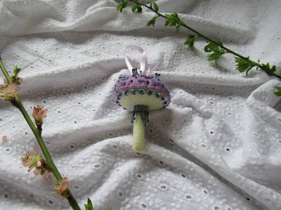 Decorațiune Ciupercă din fetru brodată mov, alb și albastru - crăciun - decorațiuni de crăciun de casă - figurine pentru pomul de crăciun - Artynos.ro