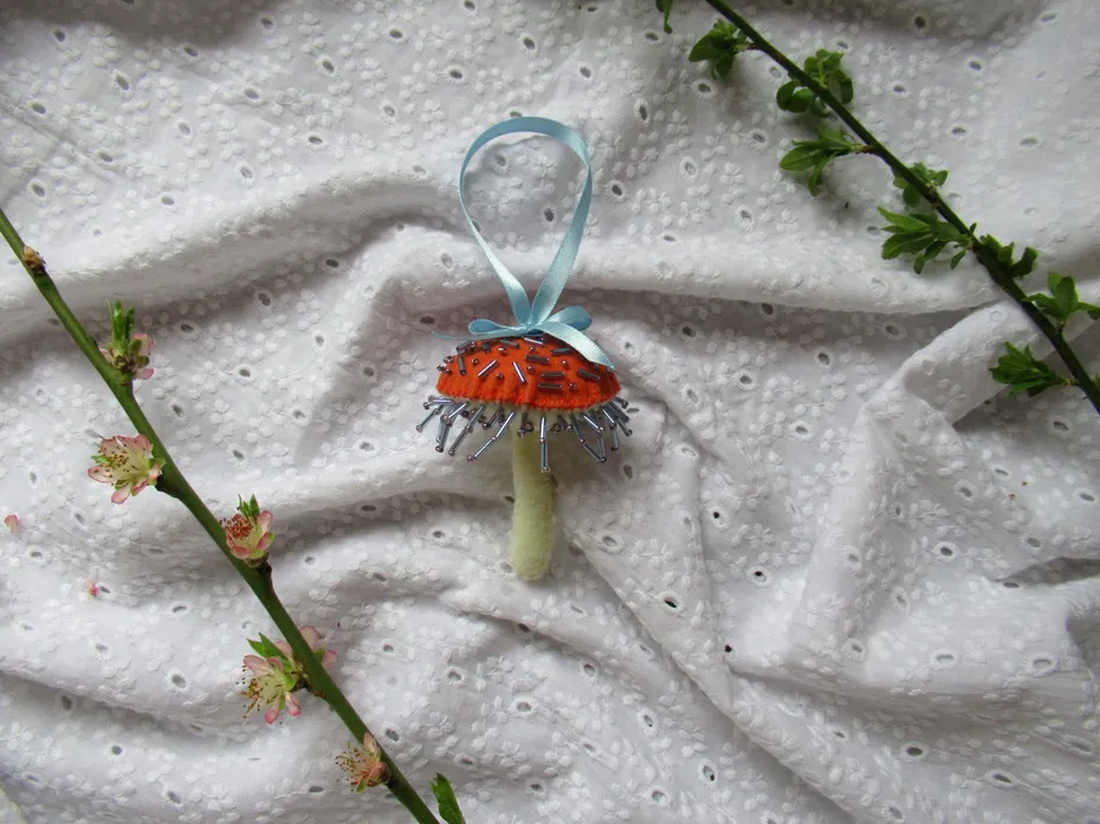 Decorațiune Ciupercă din fetru brodată portocaliu, albastru și alb - crăciun - decorațiuni de crăciun de casă - figurine pentru pomul de crăciun - Artynos.ro