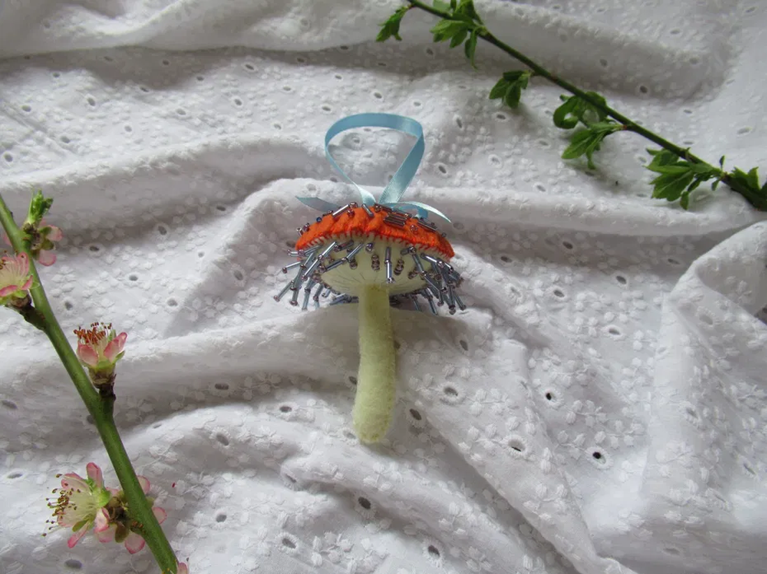 Decorațiune Ciupercă din fetru brodată portocaliu, albastru și alb - crăciun - decorațiuni de crăciun de casă - figurine pentru pomul de crăciun - Artynos.ro