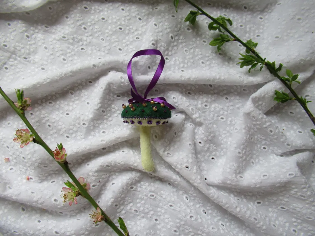 Decorațiune Ciupercă din fetru brodată verde, alb, mov și auriu - crăciun - decorațiuni de crăciun de casă - figurine pentru pomul de crăciun - Artynos.ro
