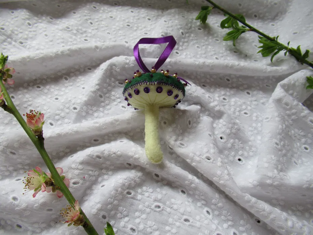 Decorațiune Ciupercă din fetru brodată verde, alb, mov și auriu - crăciun - decorațiuni de crăciun de casă - figurine pentru pomul de crăciun - Artynos.ro