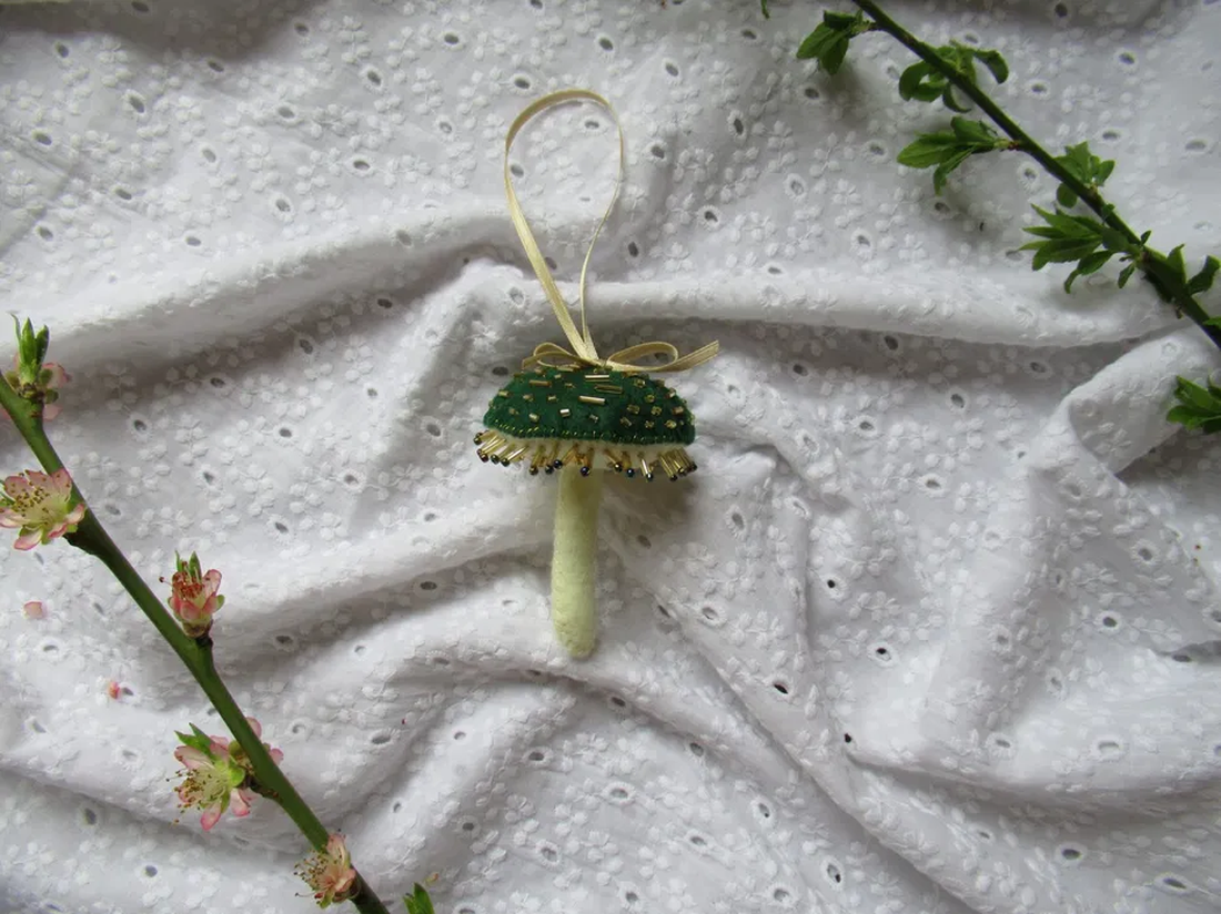 Decorațiune Ciupercă din fetru brodată verde, alb și auriu - crăciun - decorațiuni de crăciun de casă - figurine pentru pomul de crăciun - Artynos.ro