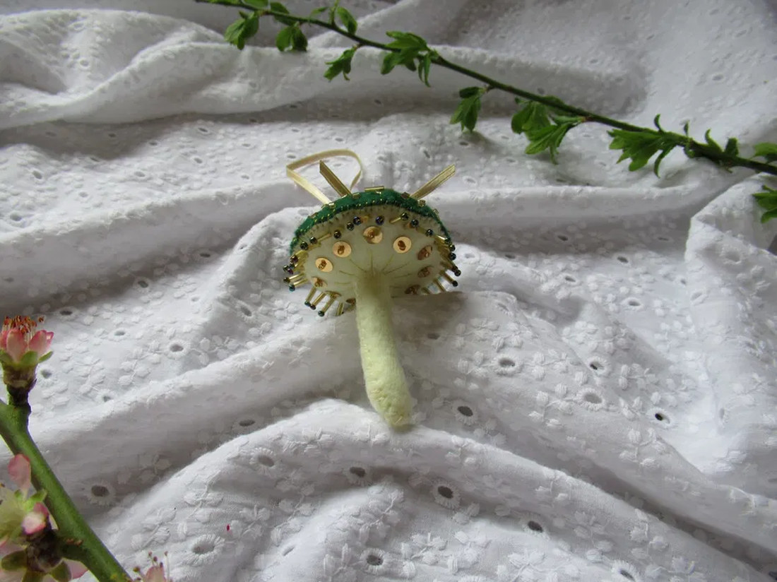Decorațiune Ciupercă din fetru brodată verde, alb și auriu - crăciun - decorațiuni de crăciun de casă - figurine pentru pomul de crăciun - Artynos.ro