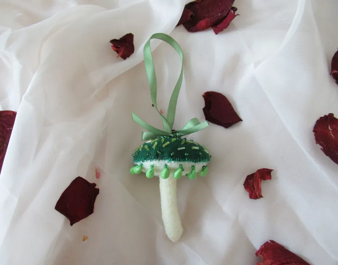 Decorațiune Ciupercă din fetru brodată verde și alb - crăciun - decorațiuni de crăciun de casă - figurine pentru pomul de crăciun - Artynos.ro