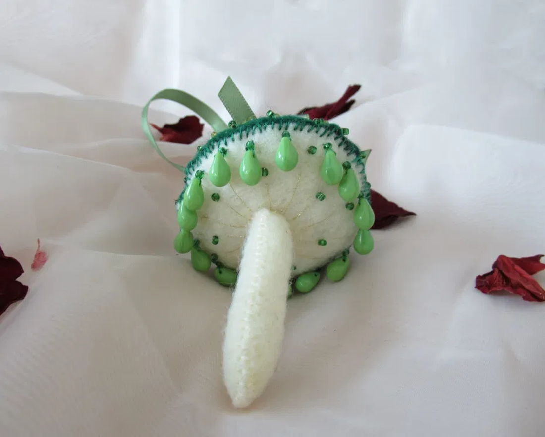 Decorațiune Ciupercă din fetru brodată verde și alb - crăciun - decorațiuni de crăciun de casă - figurine pentru pomul de crăciun - Artynos.ro
