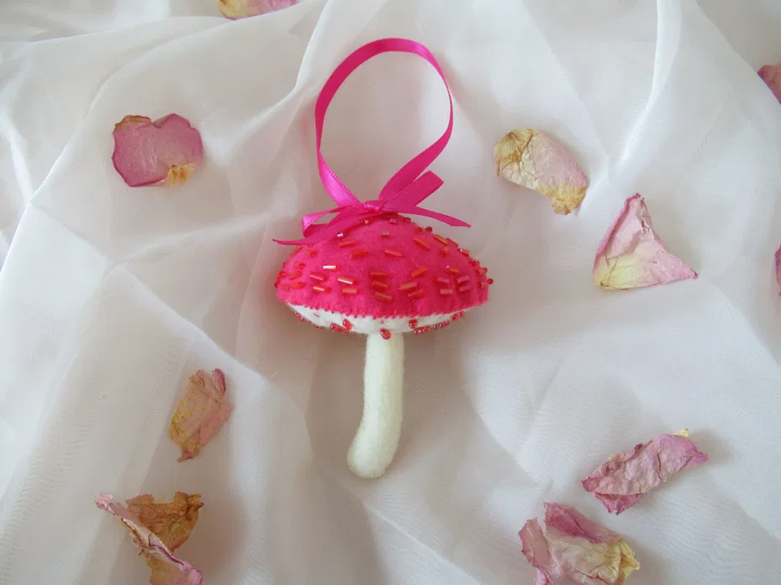 Decorațiune Ciupercă din fetru brodată roz și alb - crăciun - decorațiuni de crăciun de casă - figurine pentru pomul de crăciun - Artynos.ro