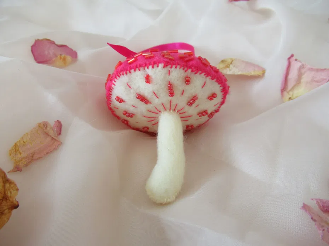 Decorațiune Ciupercă din fetru brodată roz și alb - crăciun - decorațiuni de crăciun de casă - figurine pentru pomul de crăciun - Artynos.ro