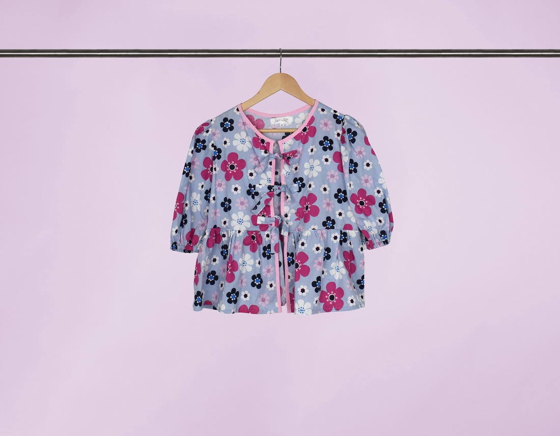 Bluză bumbac damă - albastră cu flori roz, S - îmbrăcăminte și modă - haine damă - bluze damă - Artynos.ro