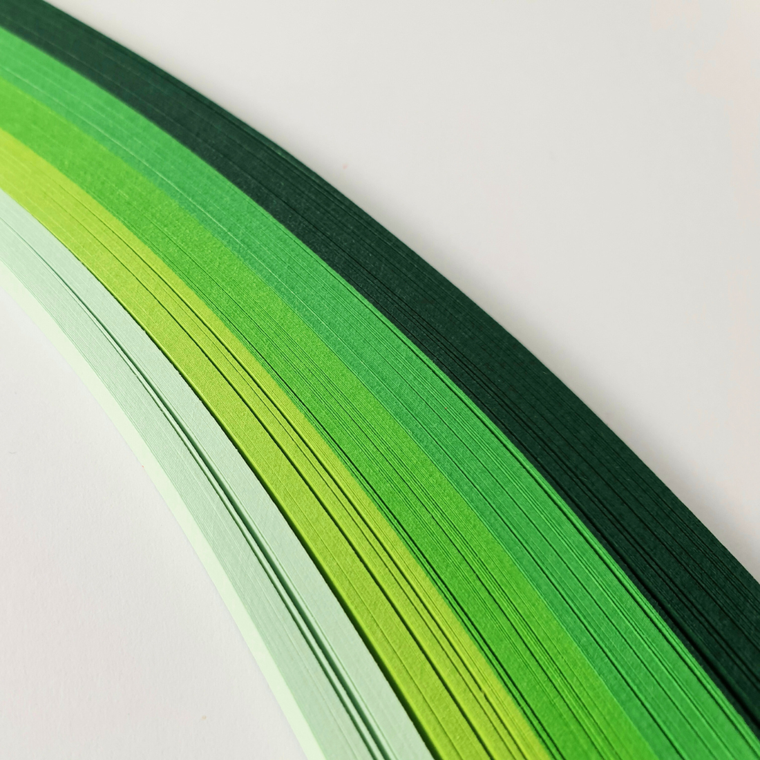 Hartie quilling verde 5 nuante 1 mm/3 mm/5 mm, pentru bijuterii, tablouri, decoratiuni Craciun, A02 - accessorii și unelte - hârtie - alte hârtii - Artynos.ro