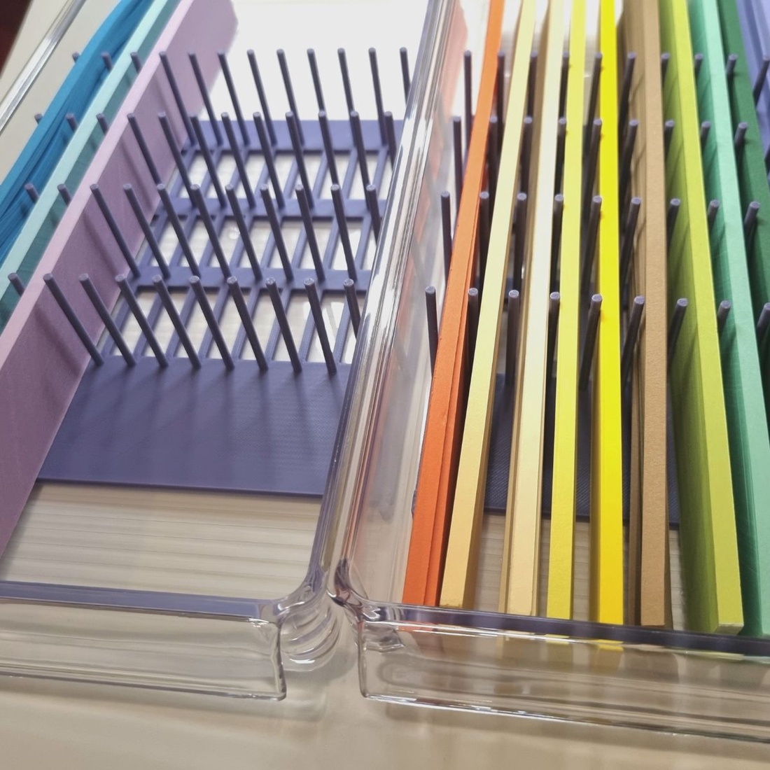 Cutie de depozitare pentru hartie quilling, include stand cu 11 randuri si 120 etichete, 4 cm inaltime - QuillRack - casă & stil de viață - organizare & depozitare - organizator birou - Artynos.ro