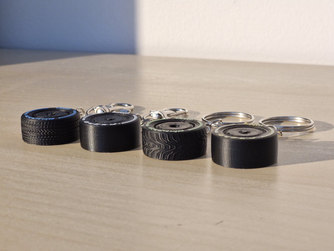 Breloc în formă de volan de F1 � Breloc cu volan de curse Formula 1 � Imprimat 3D -  - Artynos.ro