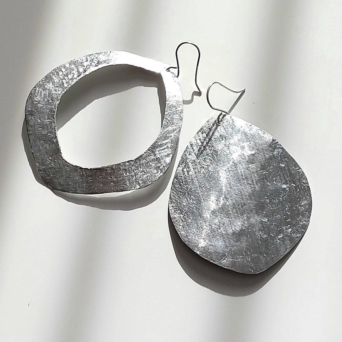 Cercei asimetrici minimali din aluminiu - bijuterii - seturi de bijuterii - Artynos.ro Cercei asimetrici minimali din aluminiu - bijuterii - seturi de bijuterii - Artynos.ro