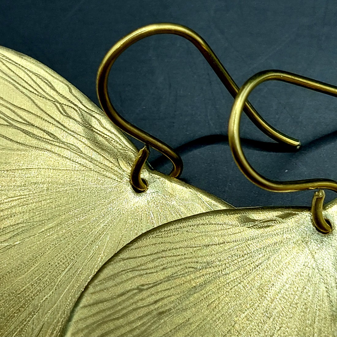 Cercei cu petale în stil minimalist din alamă lucioasă -  - Artynos.ro Cercei cu petale în stil minimalist din alamă lucioasă -  - Artynos.ro