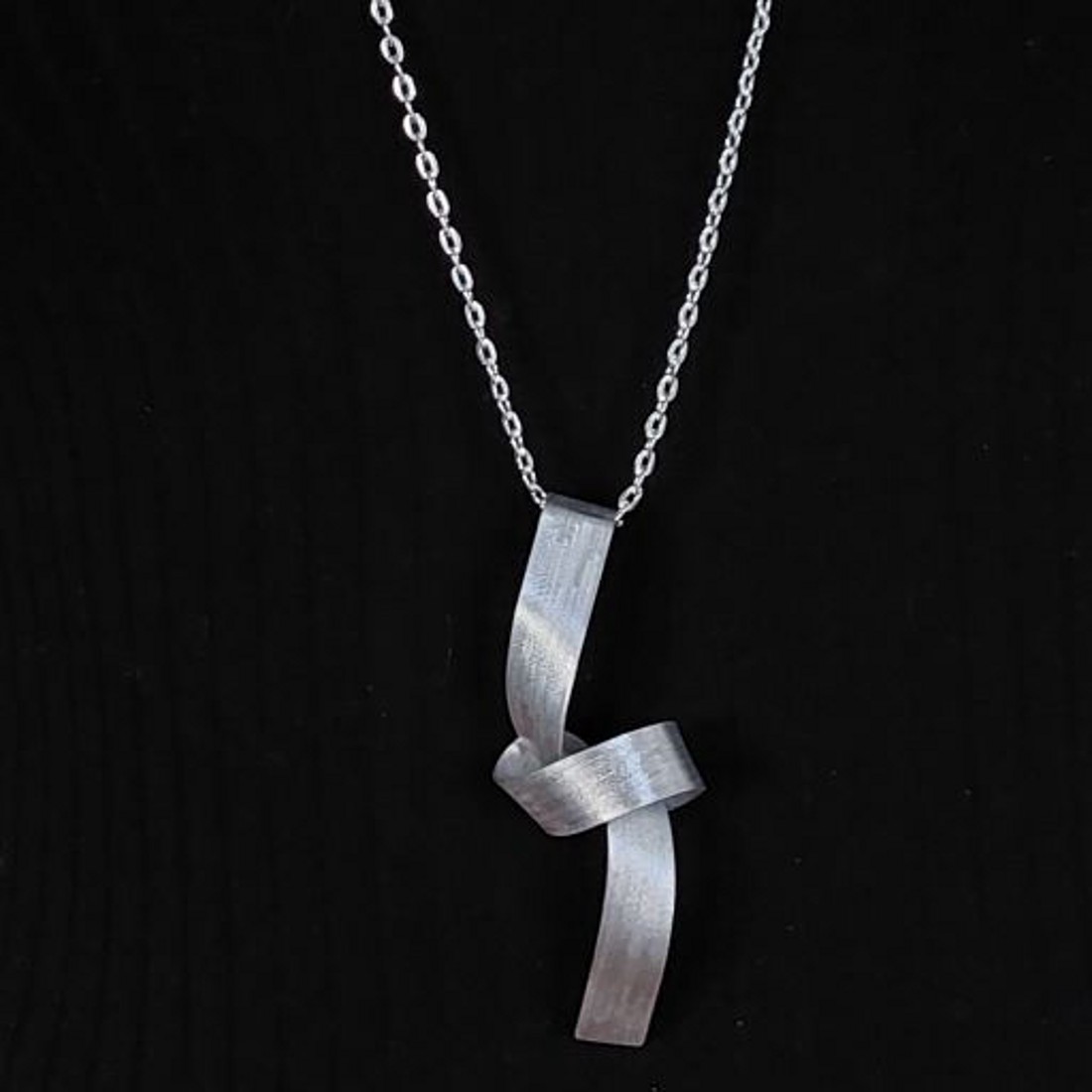 Colier cu design minimalist din aluminiu lucios și ușor -  - Artynos.ro Colier cu design minimalist din aluminiu lucios și ușor -  - Artynos.ro